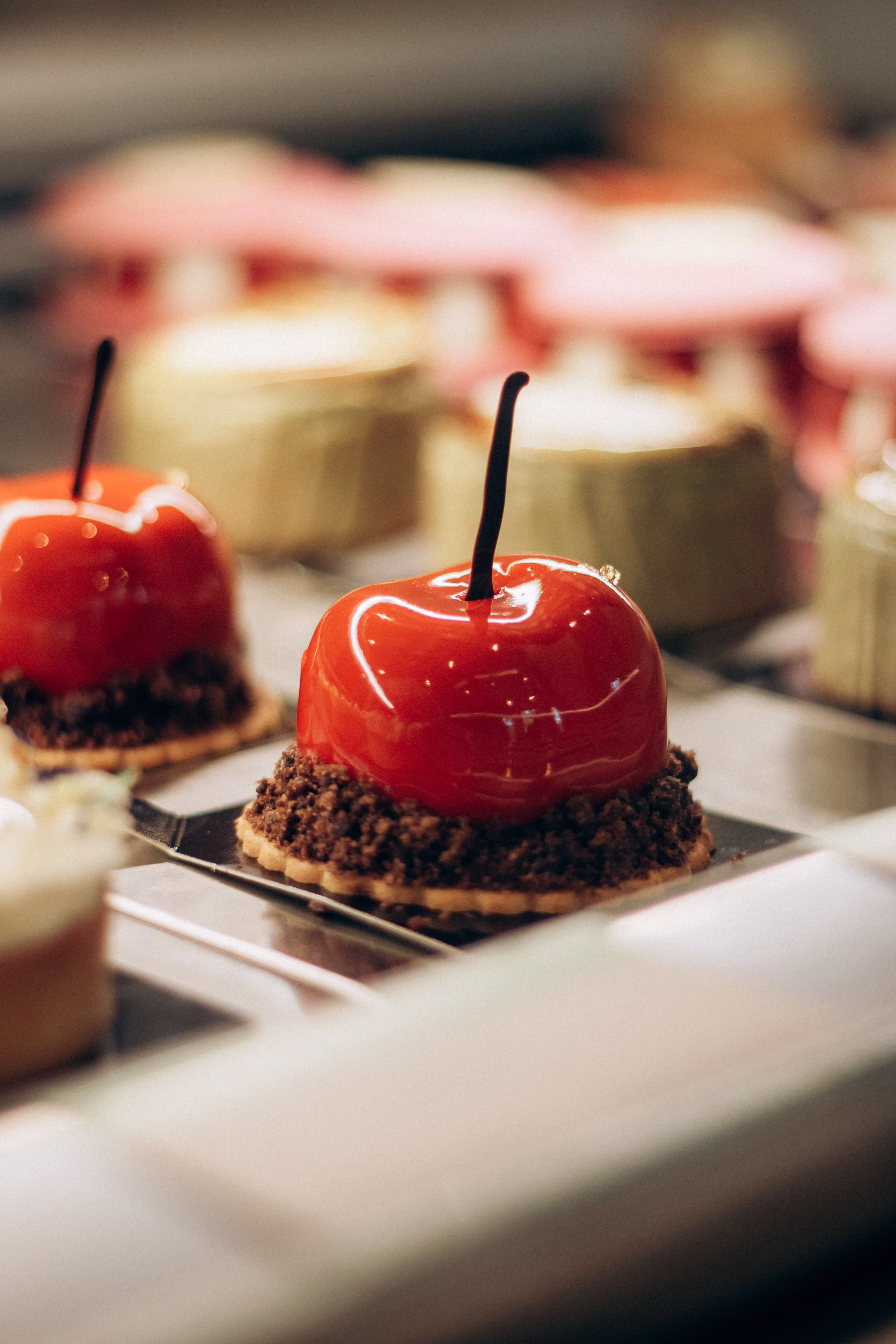 Pâtisseries fines disposées en vitrine